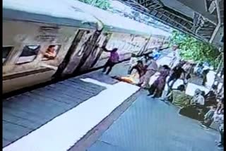 RPF Inspector saves Woman  RPF Inspector saves Woman fell from moving train  RPF Inspector  Woman fell from moving train  Viral Video  Jaipur  ഓടിത്തുടങ്ങിയ ട്രെയിനില്‍ കയറുന്നതിനിടെ  കാല്‍വഴുതി വീണ് യുവതി  ഓടിത്തുടങ്ങിയ ട്രെയിനില്‍  കാല്‍വഴുതി വീണ് യുവതി  ഓയുവതി  രക്ഷകനായി ഓടിയെത്തി ആര്‍പിഎഫ് ഇന്‍സ്‌പെക്‌ടര്‍  ആര്‍പിഎഫ് ഇന്‍സ്‌പെക്‌ടര്‍  ആര്‍പിഎഫ്  കൃപാൽ സിങ്  മഞ്‌ജു ഹെയ്‌