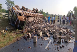 Cargo lorry carrying over 25,000 beer bottles overtuned on National Highway