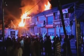 fire-damages-commercial-shopping-complex-at-ganderbal