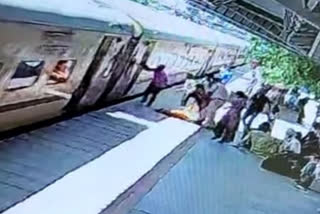 RPF INSPECTOR SAVES WOMAN LIFE AT GANDHINAGAR RAILWAY STATION JAIPUR RAJASTHAN VIRAL VIDEO