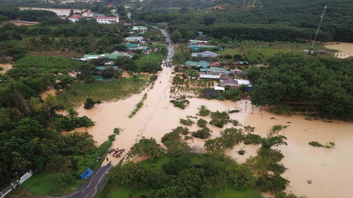 heavy-rain-in-china-floods-affect-on-myanmar-land-slidei-in-vietnam