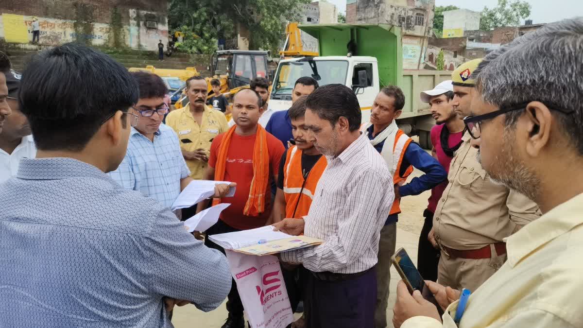 DM raid in Sambhal Municipality Rigging in door-to-door garbage collection orders to register FIR against 6 people Uttar Pradesh