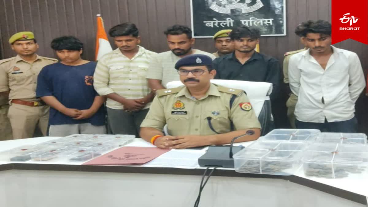 पुलिस की गिरफ्त में लूट के आरोपी.