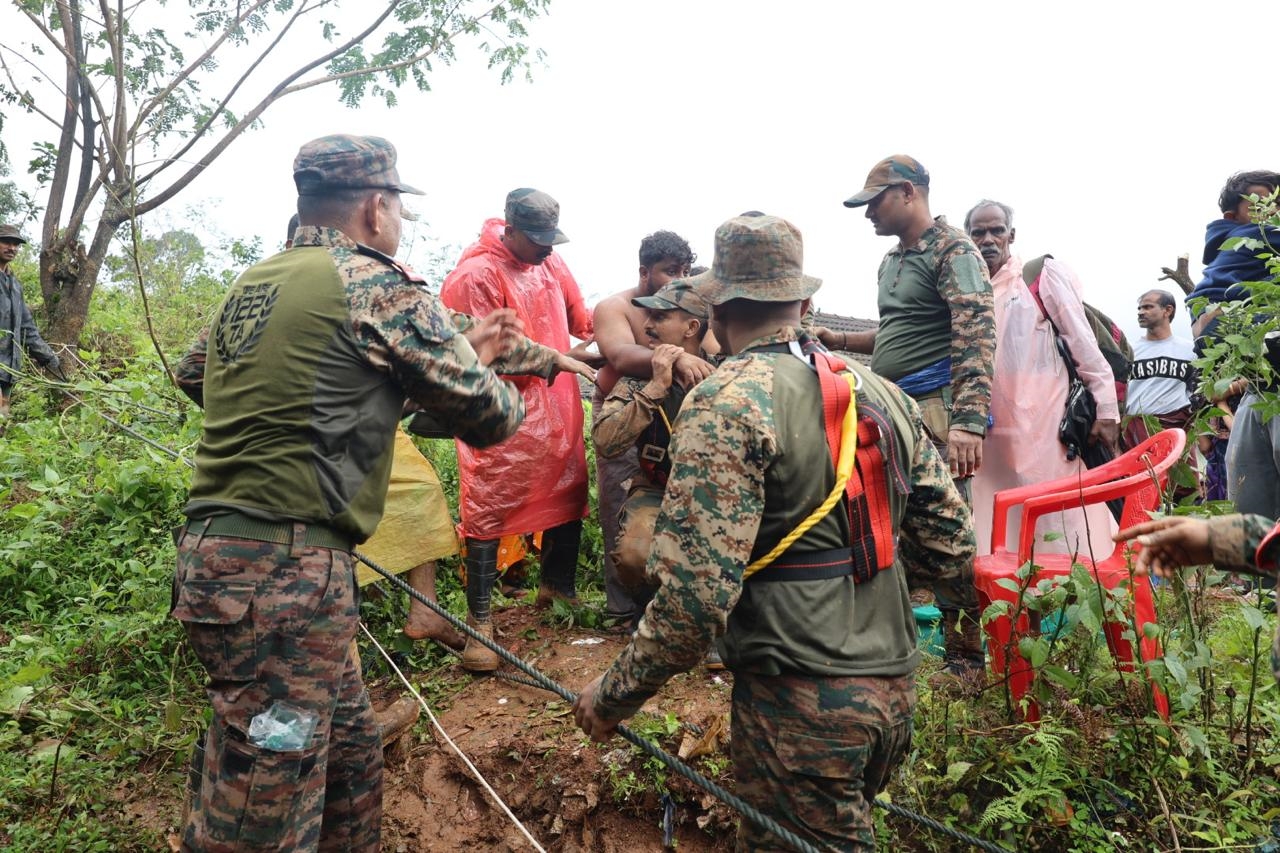 AYANAD TRAGEDY  വയനാട് ദുരന്തം  RESCUE OPERATIONS  LAND SLIDE