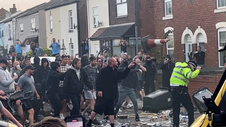 Far-right protestors clashed with police in England, following a tragic stabbing hat killed three girls. Fueled by false online rumours, the demonstrators, some linked to the English Defense League, attacked police and torched vehicles.