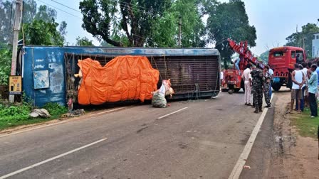 Bus overturned in Giridih