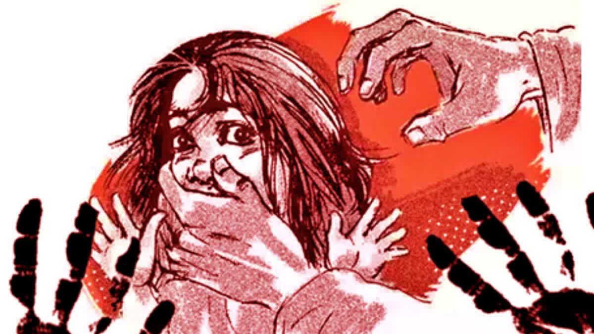 crime news in lucknow  lucknow ki tazi khbhar  Girl kidnapped and gangraped  attempted murder by hanging from a tree  ಬಾಲಕಿಯನ್ನು ಅಪಹರಿಸಿ ಪರಿಚಯಸ್ಥರಿಂದಲೇ ಸಾಮೂಹಿಕ ಅತ್ಯಾಚಾರ  ಕೊಲೆಗೆ ಯತ್ನ  ಹದಿಹರೆಯದ ಬಾಲಕಿಯನ್ನು ಅಪಹರಿಸಿ ಸಾಮೂಹಿಕ ಅತ್ಯಾಚಾರ  ಕೊಲೆಗೆ ಯತ್ನಿಸಿರುವ ಘಟನೆಯೊಂದು ಮುನ್ನಲೆಗೆ  ಸಾಮೂಹಿಕ ಅತ್ಯಾಚಾರ ನಡೆಸಿದ ಪ್ರಕರಣ  ಮೋಹನ್‌ಲಾಲ್‌ಗಂಜ್‌ನ ಹಳ್ಳಿಯಲ್ಲಿ ವಾಸಿಸುವ ಕಾರ್ಮಿಕ