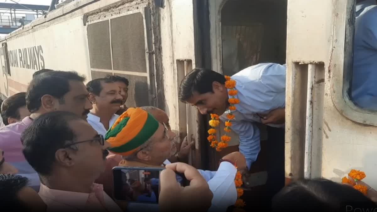 union minister welcomes engine staff at bikaner station