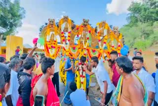 Devotees who paid their respects with their mouths locked