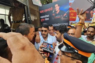 MLA Bachchu Kadu protesting with his supporters outside Sachin Tendulkar's house.