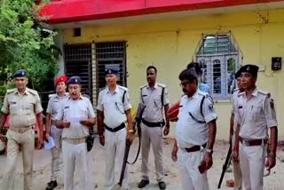 आरोपियों के घर पुलिस ने इश्तेहार चिपकाया