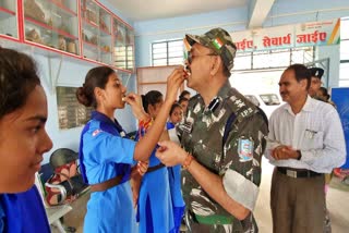 SP Naushad Alam tied rakhi to school girls