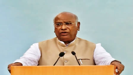 Kharge name likely to be proposed  Kharge name likely to be proposed for INDIA bloc  proposed for INDIA bloc chairperson  ಇಂಡಿಯಾ ಮೈತ್ರಿಕೂಟ ಅಧ್ಯಕ್ಷ ಸ್ಥಾನ  ಮೈತ್ರಿಕೂಟ ಅಧ್ಯಕ್ಷ ಸ್ಥಾನಕ್ಕೆ ಖರ್ಗೆ ಹೆಸರು ಪ್ರಸ್ತಾಪ  ರಾಷ್ಟ್ರೀಯ ಪ್ರಜಾಸತ್ತಾತ್ಮಕ ಒಕ್ಕೂಟ  2024 ರ ಲೋಕಸಭೆ ಚುನಾವಣೆ  ಸಂಚಾಲಕ ಸ್ಥಾನಕ್ಕೆ ಬಿಹಾರ ಮುಖ್ಯಮಂತ್ರಿ ನಿತೀಶ್ ಕುಮಾರ್  ಪಶ್ಚಿಮ ಬಂಗಾಳ ಮುಖ್ಯಮಂತ್ರಿ ಮಮತಾ ಬ್ಯಾನರ್ಜಿ