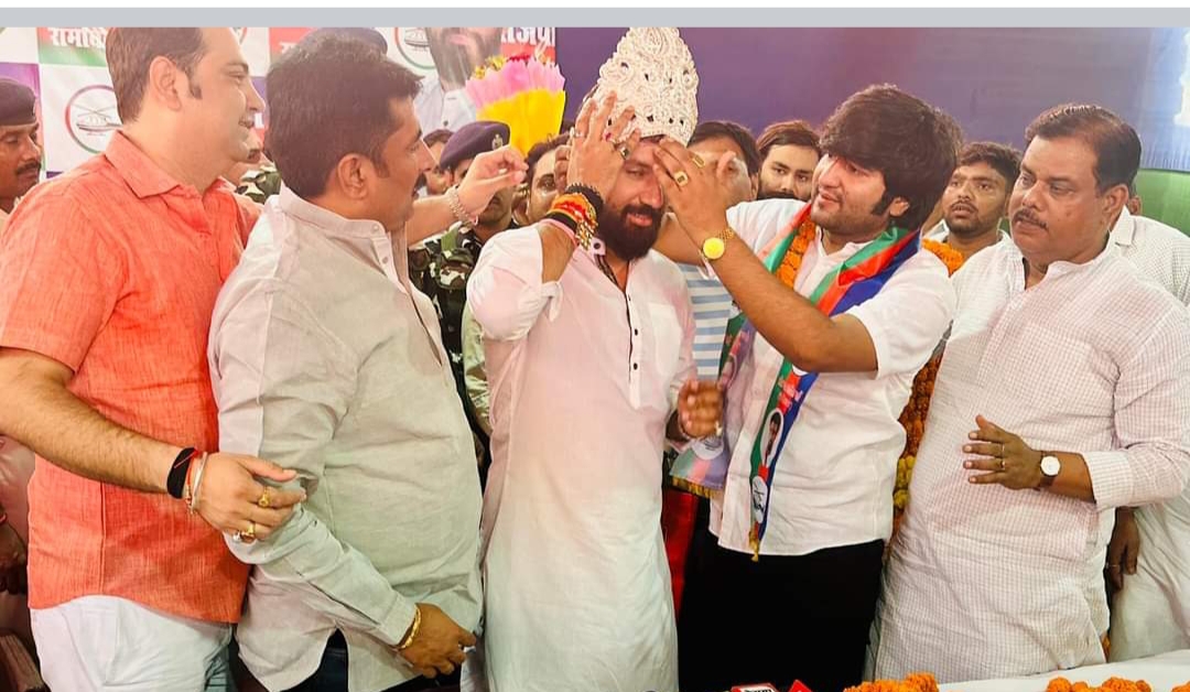 सांसद चिराग पासवान के साथ पूर्व एमएलसी टुन्ना पांडे के बेटे शक्ति पांडेय
