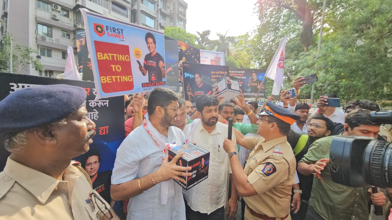 सचिन तेंदुलकर के घर के बाहर अपने समर्थकों के साथ प्रदर्शन करते हुए विधायक बच्चू कडू