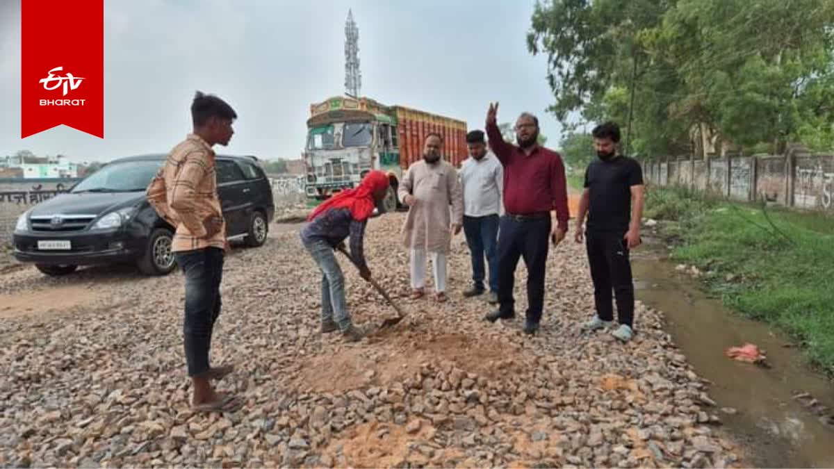 सड़क की मरम्मत कराते स्थानीय लोग.