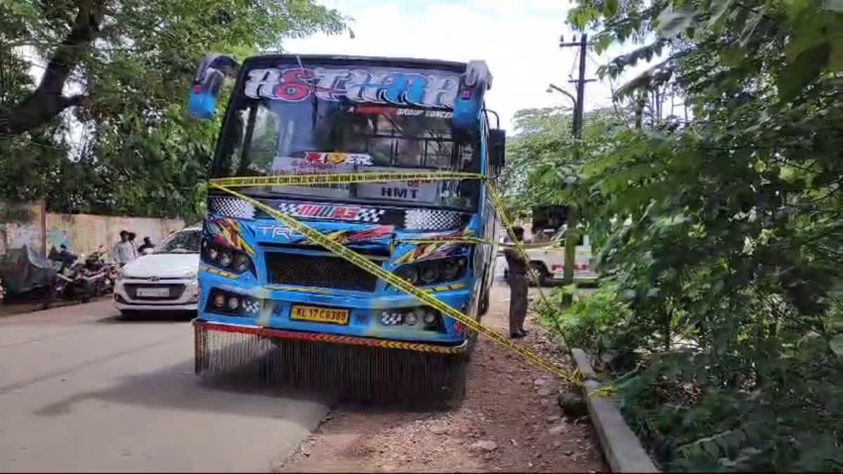 ബസ് കണ്ടക്‌ടറെ കുത്തിക്കൊന്നു  ഓടിക്കൊണ്ടിരുന്ന ബസില്‍ കൊലപാതകം  MURDER IN ERNAKULAM  MAN STABS BUS CONDUCTOR TO DEATH