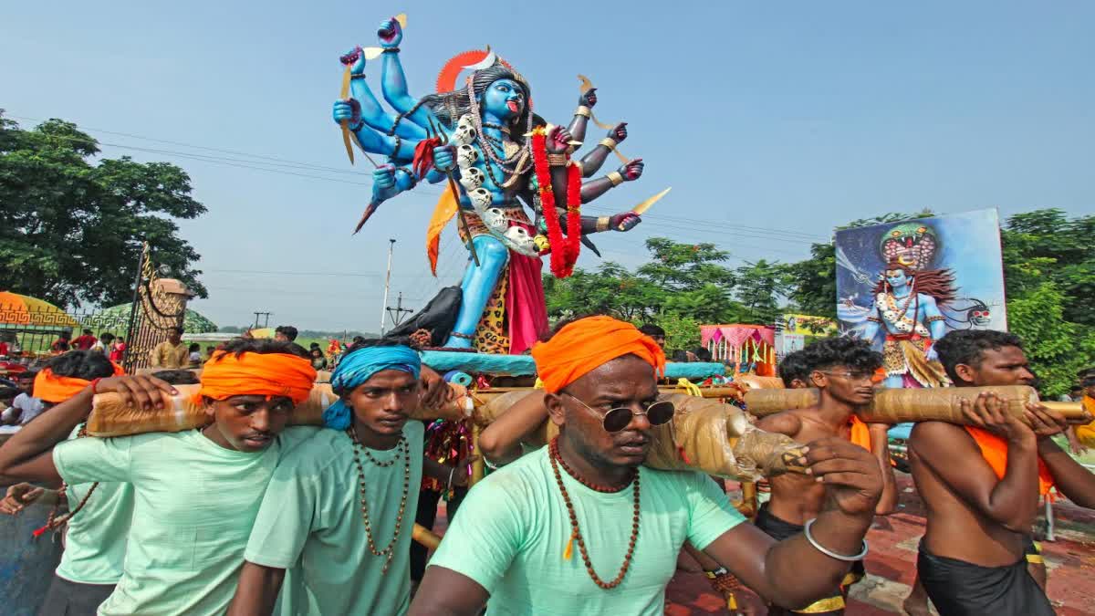 Kanwariyas carrying statue of Maa Kali