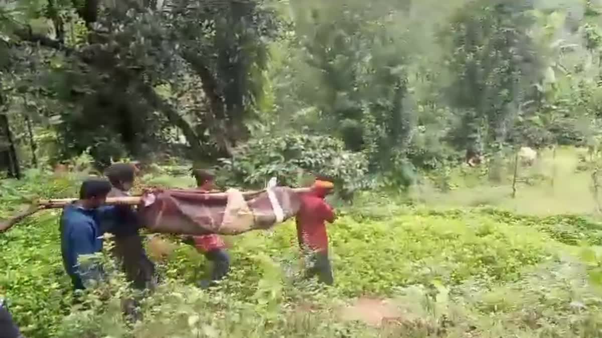 ಬಡಿಗೆಗೆ ಮೃತದೇಹ ಕಟ್ಟಿ ಸಾಗಿಸಿದ ಗ್ರಾಮಸ್ಥರು