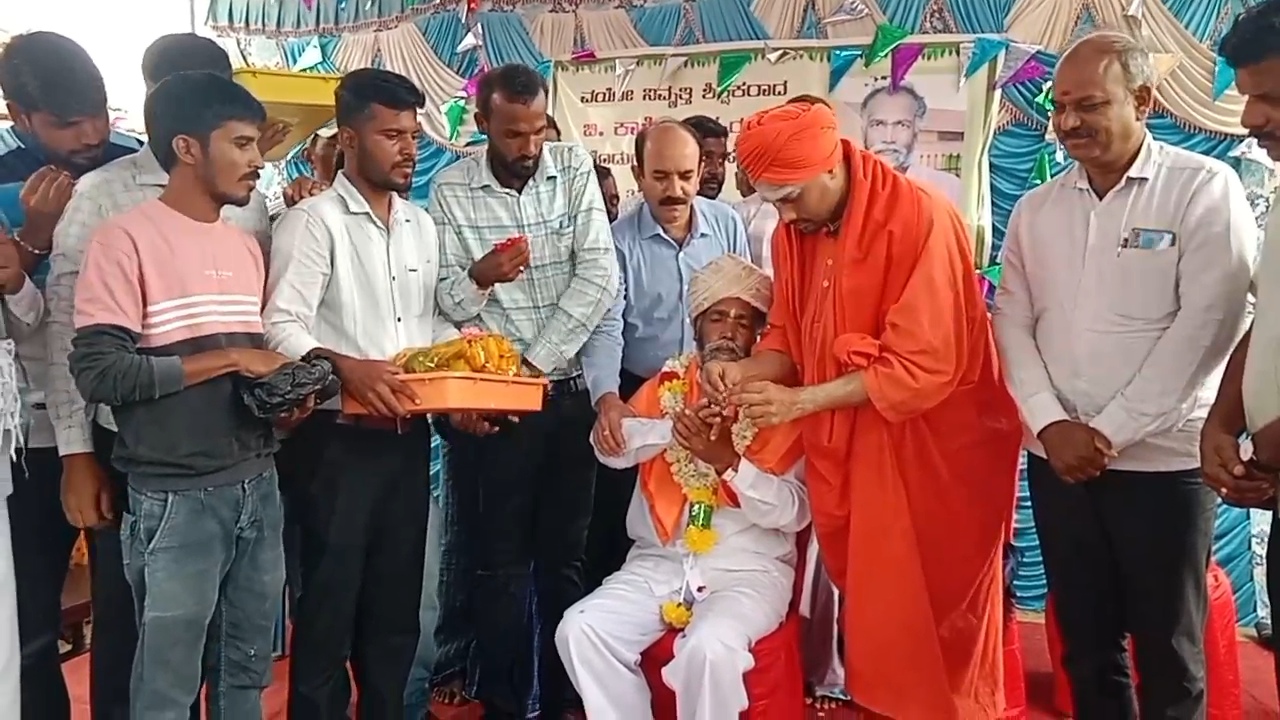 Chamarajanagar: Old students gifted a gold ring to a retired teacher