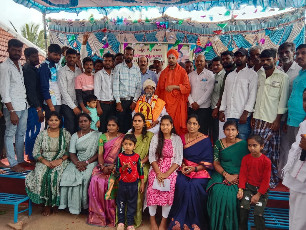 Chamarajanagar: Old students gifted a gold ring to a retired teacher