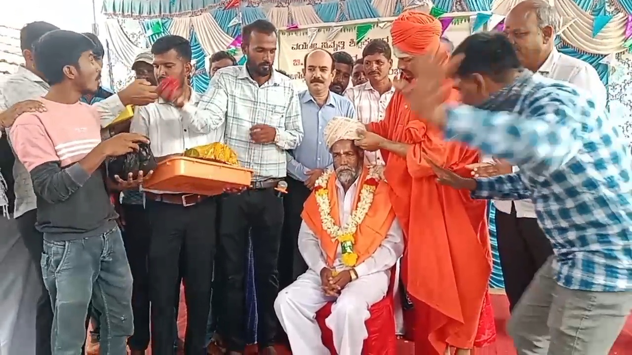 Chamarajanagar: Old students gifted a gold ring to a retired teacher