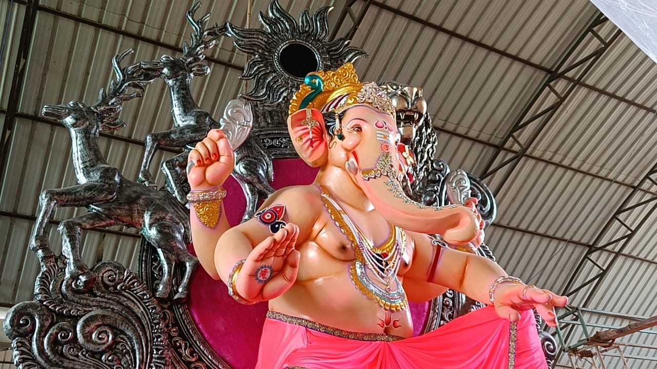 artists final touche GANESH idols