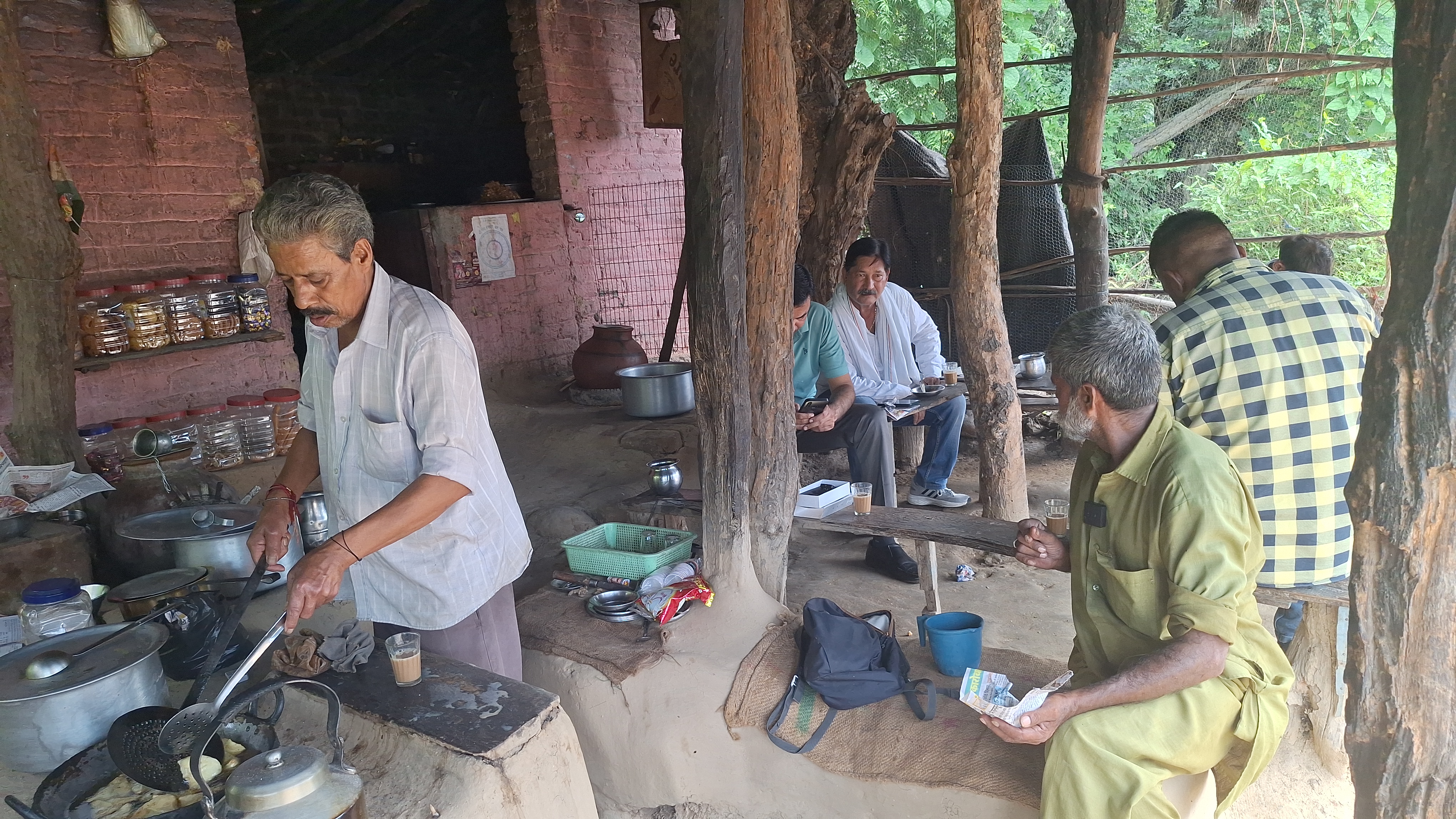 Craze for Tauji samosas from Ramnagar