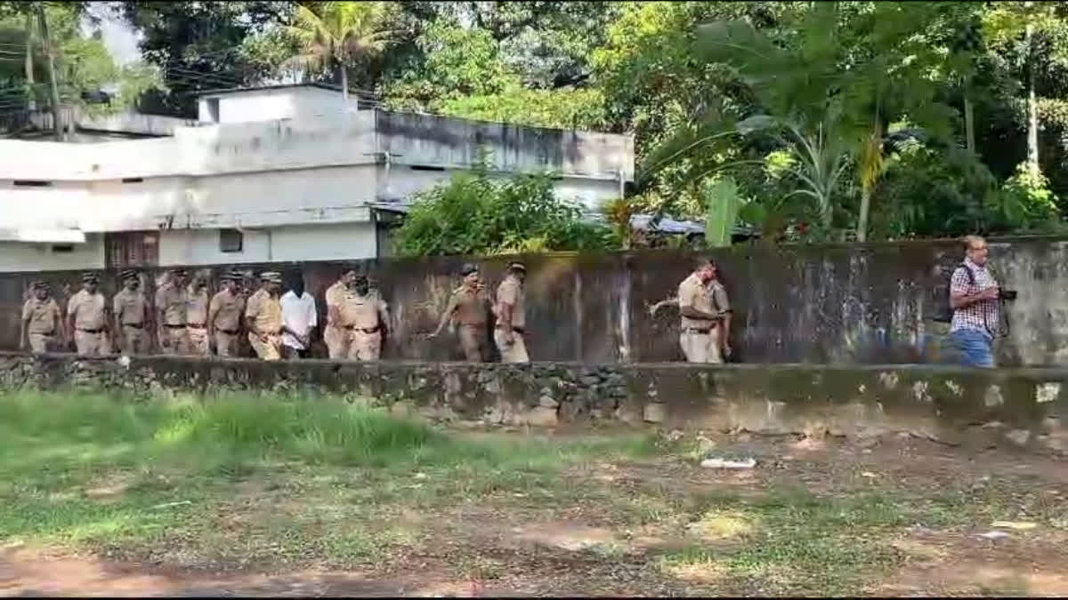 Kalamassery Blast  Kalamassery Blast Accused Dominic Martin  Dominic Martin  കളമശ്ശേരി സ്‌ഫോടനം  Dominic Martin brought to Athani for evidence  പ്രതി ഡൊമനിക്ക് മാർട്ടിനെ തെളിവെടുപ്പ് നടത്തി  ളമശ്ശേരി സ്‌ഫോടനം തെളിവെടുപ്പ് നടത്തി  Kalamassery blast  Convention hall explosion Kochi  convention of Jehovahs Witnesses explosion  Zamra International Convention Centre blast