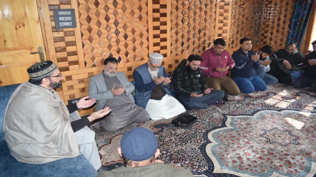 mirwaiz-expresses-grief-over-death-of-muhammad-maqbool-shah-visits-bereaved-family