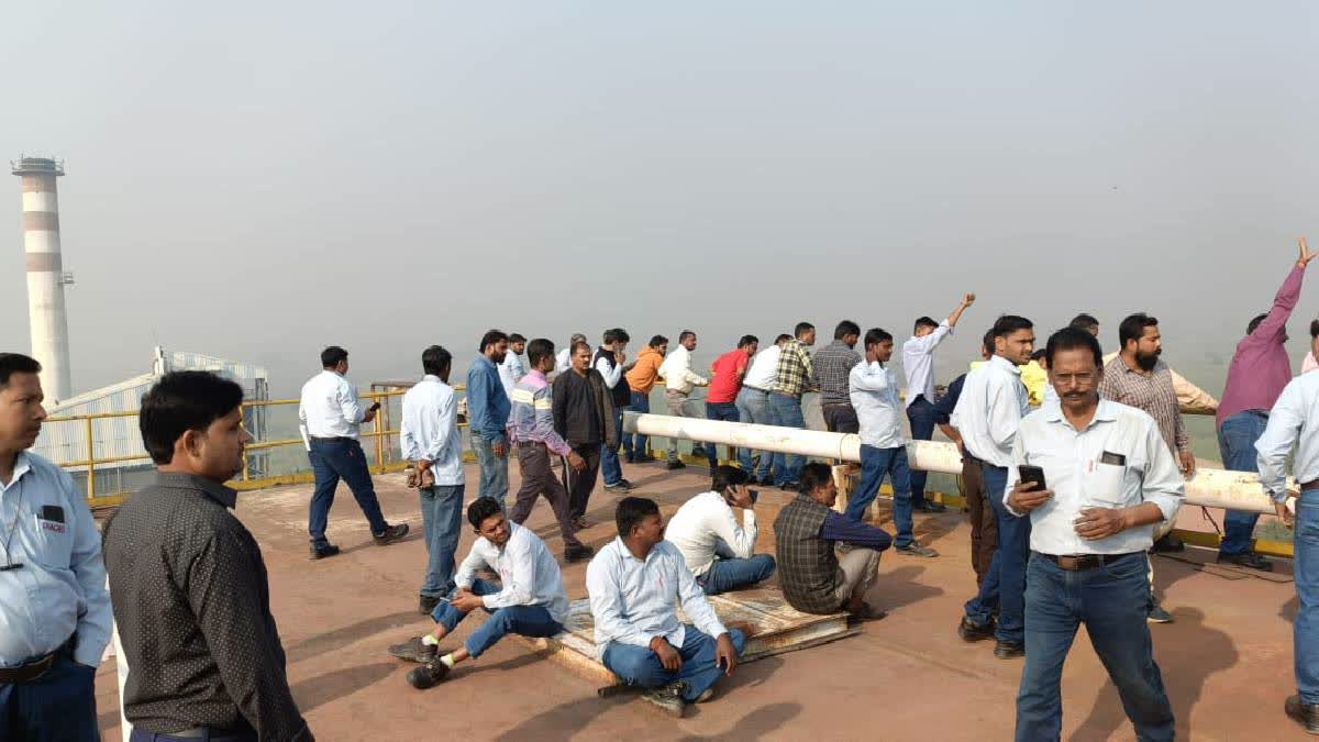 Workers climb atop British-era Shahjahanpur factory, threaten to jump off if termination notices not withdrawn