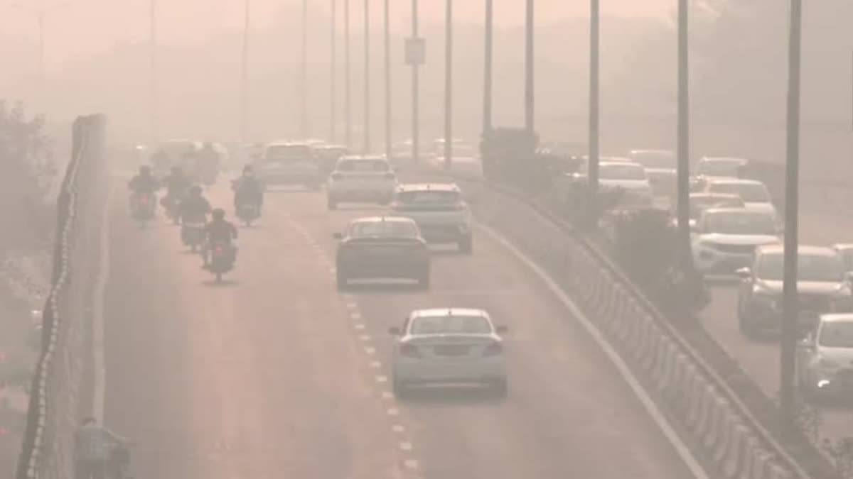 Delhi's Air Quality Remains 'very Poor' For Fourth Day, Shallow Fog ...