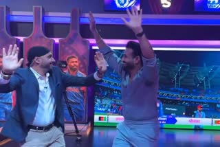 Cricket world cup 2023  Icc world cup 2023  Irfan Pathan danced on Afghanistan victory  Harbhajan Singh and Irfan Pathan danced  sri lanka vs afghanistan  Cricket world cup  ಕಾಮೆಂಟರಿಯಲ್ಲೇ ಕುಣಿದು ಕುಪ್ಪಳಿಸಿದ ಇರ್ಫಾನ್  ಶ್ರೀಲಂಕಾ ವಿರುದ್ಧ ಅಫ್ಘಾನಿಸ್ತಾನ ಭರ್ಜರಿ ಜಯ  ಹರ್ಭಜನ್ ಸಿಂಗ್ ಮತ್ತು ಇರ್ಫಾನ್ ಪಠಾಣ್ ಡ್ಯಾನ್ಸ್  ವಿಡಿಯೋ ಸಾಮಾಜಿಕ ಜಾಲತಾಣದಲ್ಲಿ ಸಖತ್​ ವೈರಲ್  ಅಫ್ಘಾನಿಸ್ತಾನ ತಂಡದ ಪ್ರದರ್ಶನ ವಿಭಿನ್ನ  ಅಫ್ಘಾನಿಸ್ತಾನ ಇದುವರೆಗೆ ಮೂರು ಪಂದ್ಯ  ಸೆಮಿಫೈನಲ್ ರೇಸ್‌ನ ಭರವಸೆಯನ್ನು ಜೀವಂತ  ಸಂತಸ ಮತ್ತು ಸಂಭ್ರಮ