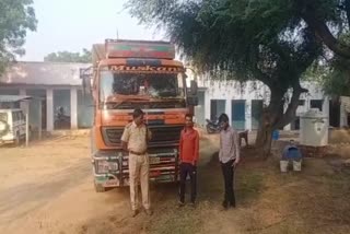 झुंझुनू पुलिस ने अवैध शराब के ट्रक को किया जब्त