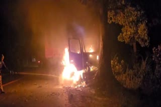 Truck caught fire on Petarwar Tenughat Road in Bokaro