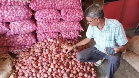 Onion Price Hike : સુરત એપીએમસીમાં ડુંગળીના ભાવ હવે થઇ ગયા સીધા ડબલ, બજાર ક્યારે સુધરશે જાણો