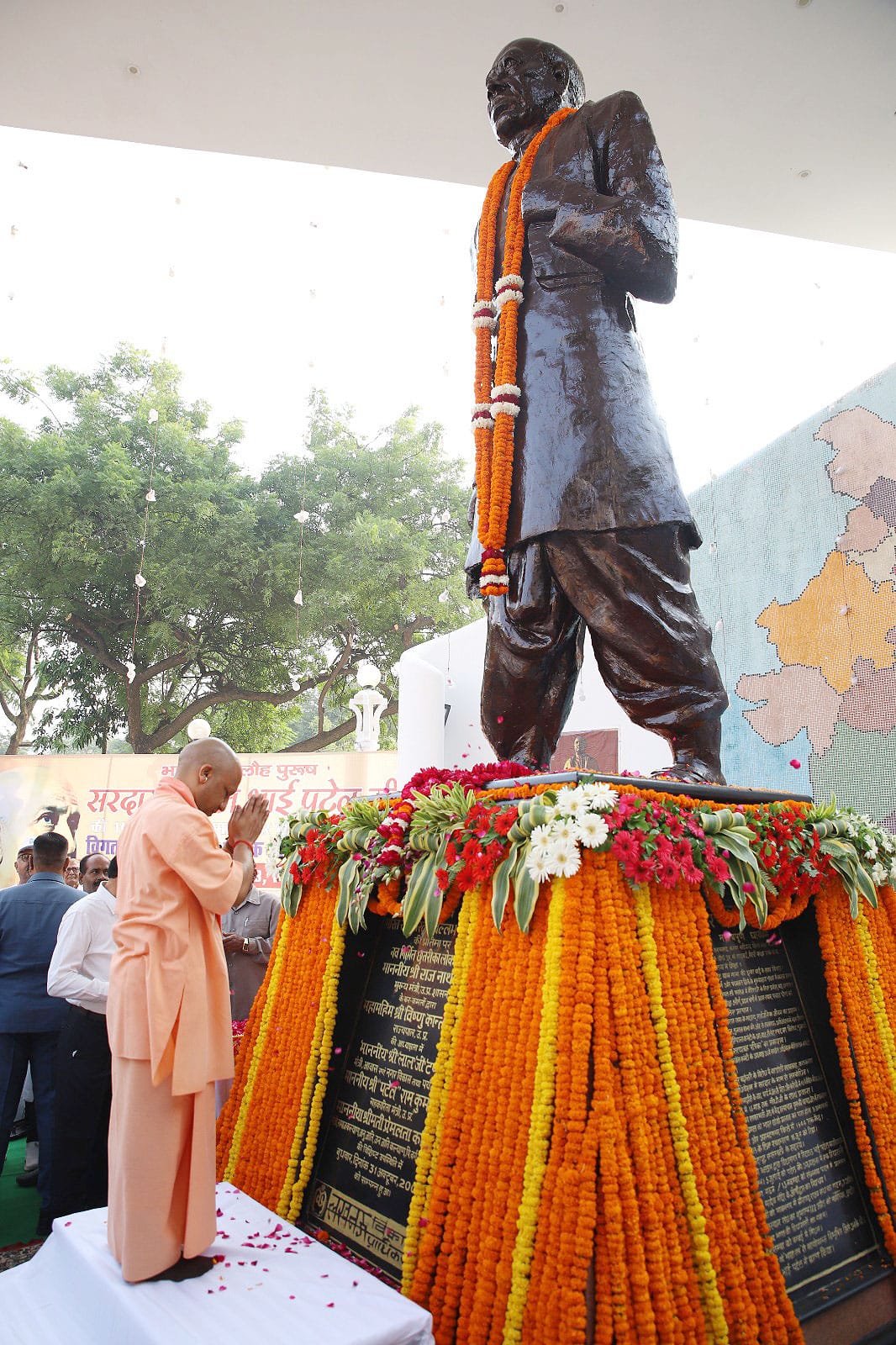 सरदार वल्लभ भाई पटेल को नमन करते सीएम योगी आदित्यनाथ.