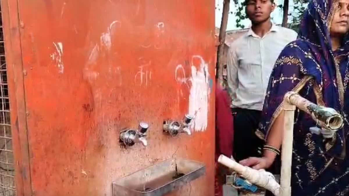 परिजनों ने ठेकेदार पर लगाया लापरवाही का आरोप.