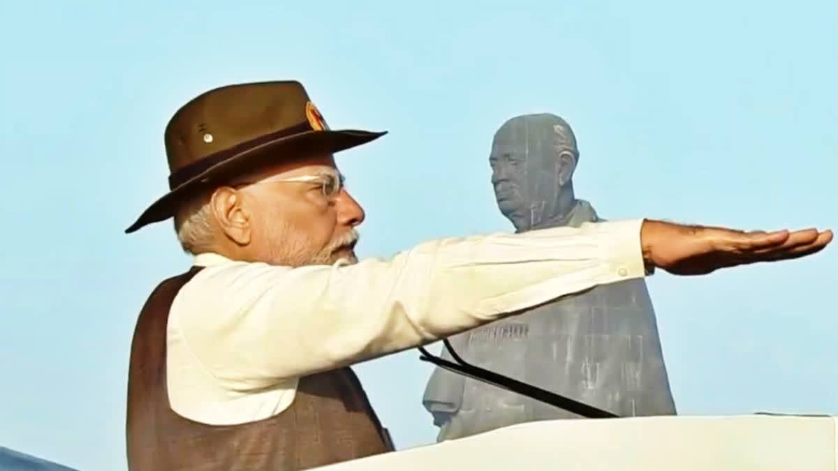 Prime Minister Narendra Modi administered the Unity oath and also paid floral tributes to Sardar Patel at Statue of Unity in Gujarat on Thursday.