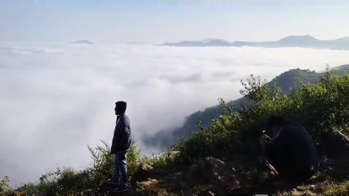 tourists_in_vanjangi_hills