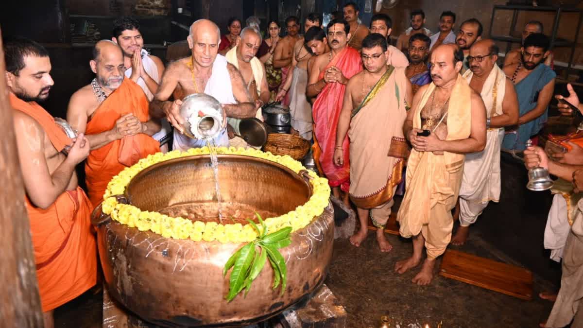 Dipaawali festival at Udupi Sri Krishna Mutt: Jalpurana in the presence of Puttige Ubhaya Sri Pada