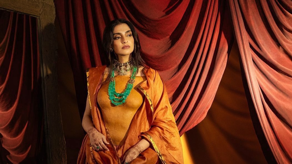 Sonam Kapoor Ahuja teamed her Khadi festive ensemble with emerald jewellery from Amrapali Jewels