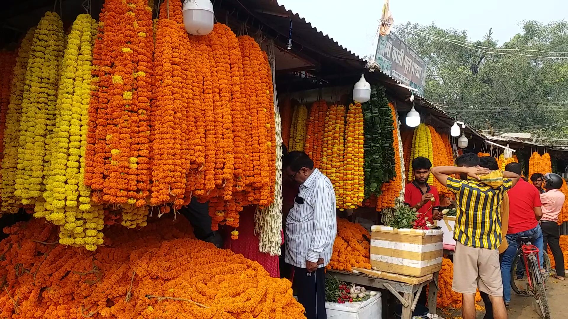 फूलों से पटा मार्केट