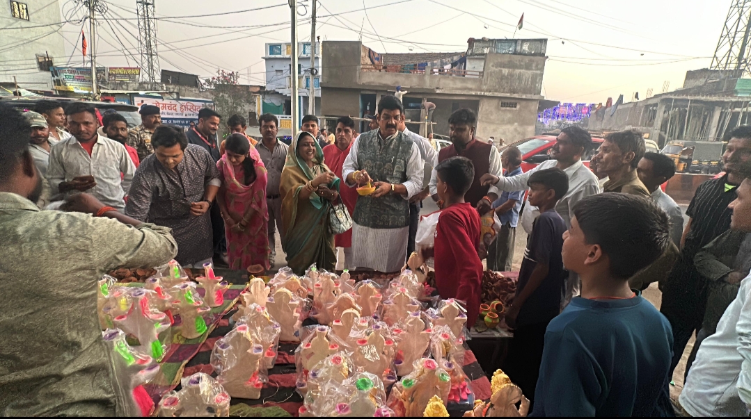 Minister Govind Rajput shopping WITH WIFE