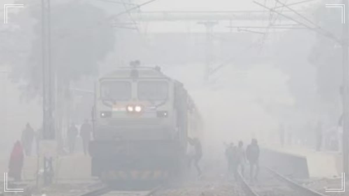 Dense fog grips Delhi; 23 trains running late