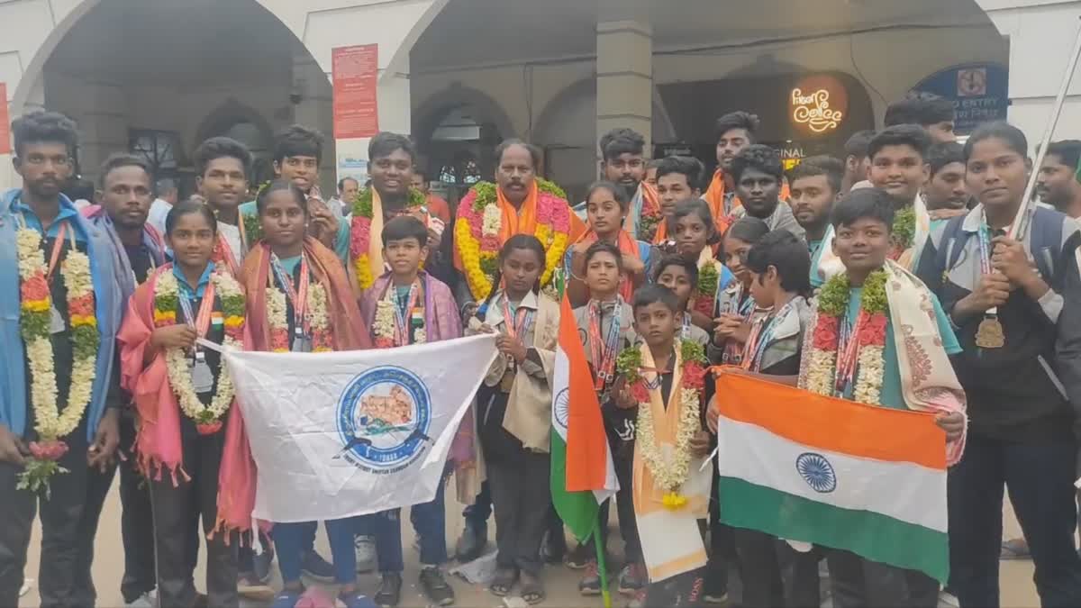 தங்கம் வென்ற சிலம்ப வீரர் வீராங்கனைகளுக்கு உற்சாக வரவேற்பு