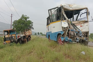 UP Tourists Accident  Tuticorin Accident  തൂത്തുക്കുടി അപകടം  UP Tourists Van Accident