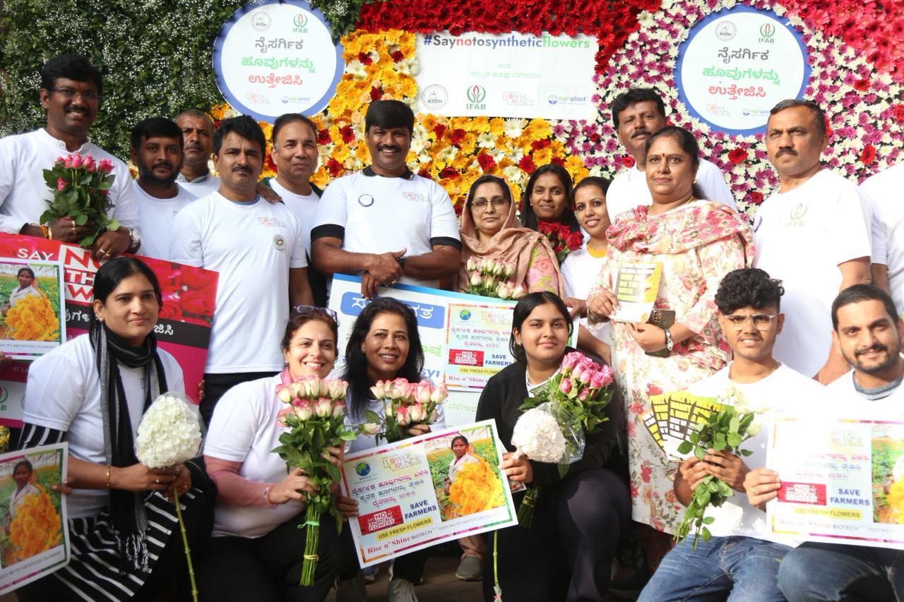 പൂ കൃഷിക്കാർ കാമ്പയിൻ  ബെംഗളൂരു പൂ വിതരണം  Farmers campaign  flowers distribution