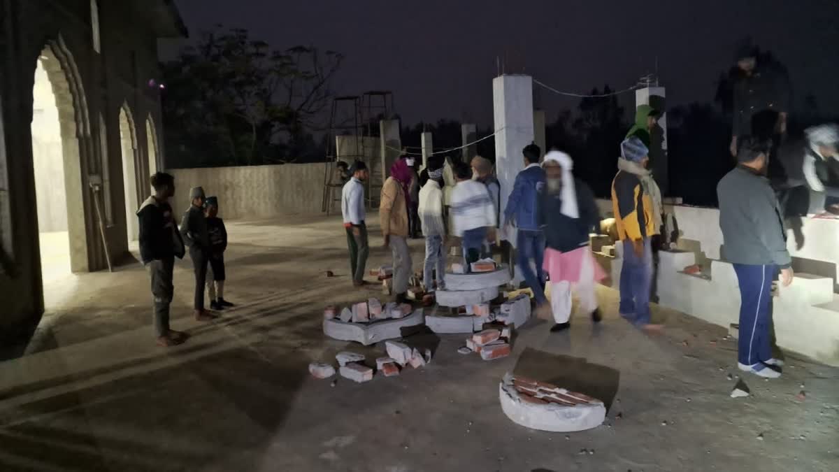 UP BAREILLY MOSQUE ON PUBLIC LAND  MOSQUE STRUCTURE DEMOLISHED UP  പള്ളിയുടെ ഭാഗം പൊളിച്ചു യുപി  പൊതുഭൂമിയില്‍ ആരാധനാലയം