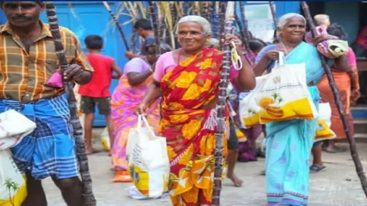 பொங்கல் தொகுப்பை வாங்கி செல்லும் மக்கள் (கோப்புப்படம்)